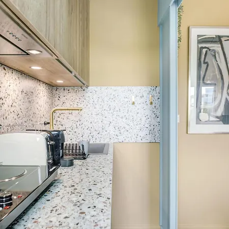 Stylish 1-bedroom Near Center Daire