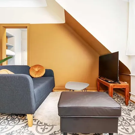 Stylish 1-bedroom Near Center Daire *