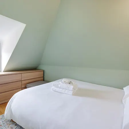 Stylish 1-bedroom Near Center Lejlighed *