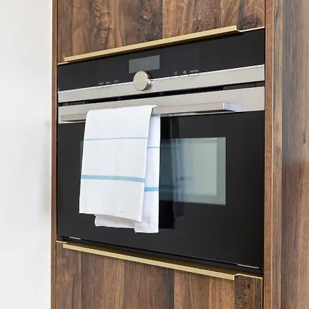 Stylish 1-bedroom Near Center Daire