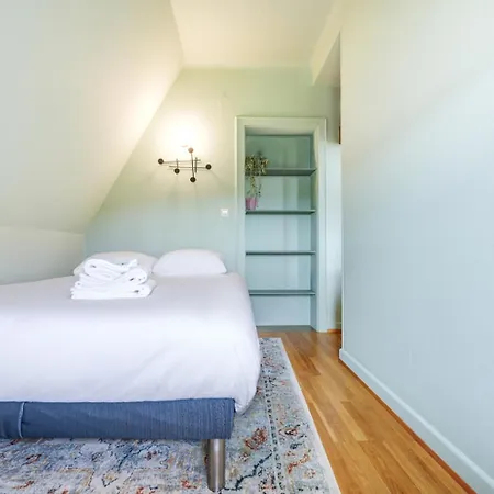 Stylish 1-bedroom Near Center Daire *