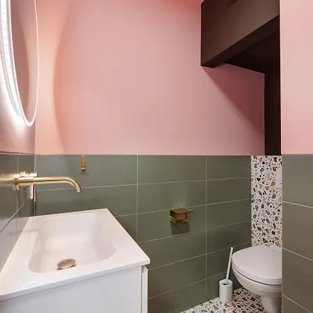 Stylish 1-bedroom Near Center Daire *