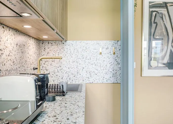 Stylish 1-bedroom Near Center דירה