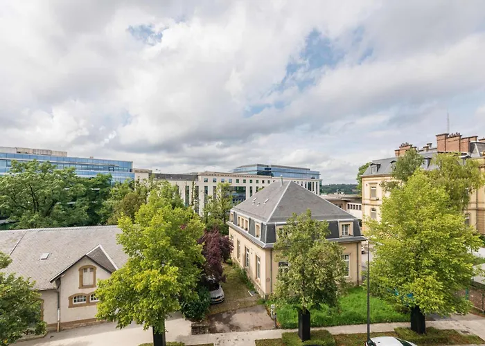 Stylish 1-bedroom Near Center דירה *