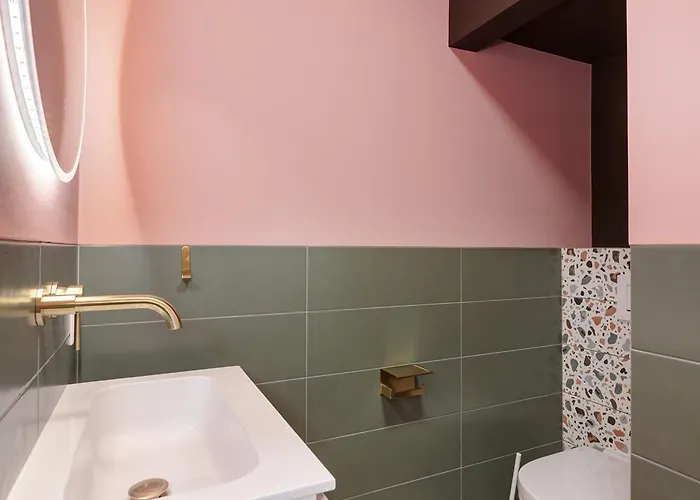 Stylish 1-bedroom Near Center דירה *