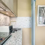 Stylish 1-bedroom Near Center Apartamento