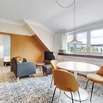Stylish 1-bedroom Near Center Apartamento
