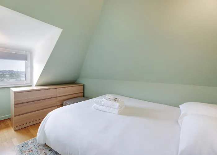 Stylish 1-bedroom Near Center Apartment *