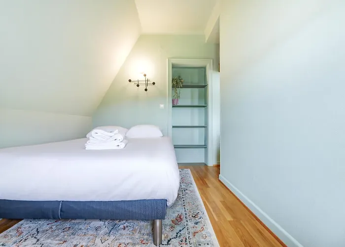 Stylish 1-bedroom Near Center Apartment *